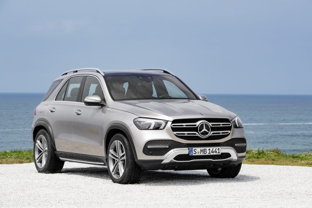 Mercedes-Benz GLE, Exterieur: mojavesilber, Interieur: Leder Rough espressobraun/magmagrau, Zierelemente Holz Walnuss braun offenporig//Mercedes-Benz GLE, exterior: mojave silver, interior: rough leather espresso brown/magma grey, brown open-pore walnut wood trim